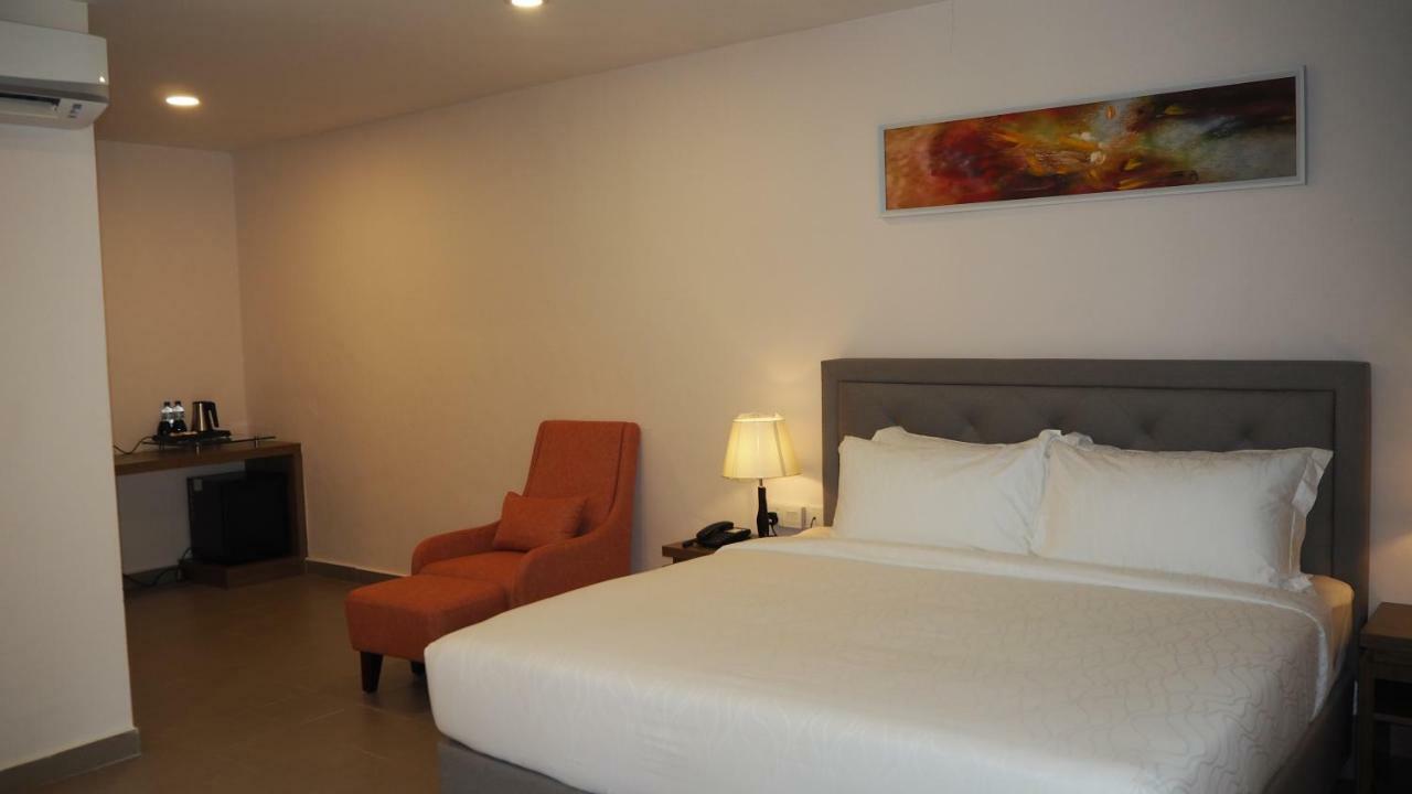 Lotus Seaview Beach Resort, Pengerang Kampung Sungai Rengit Ngoại thất bức ảnh