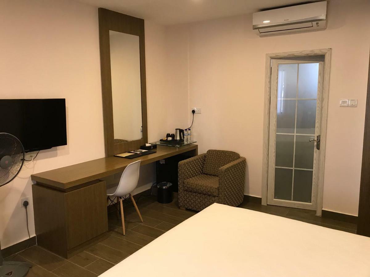 Lotus Seaview Beach Resort, Pengerang Kampung Sungai Rengit Ngoại thất bức ảnh