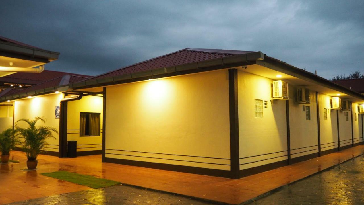 Lotus Seaview Beach Resort, Pengerang Kampung Sungai Rengit Ngoại thất bức ảnh