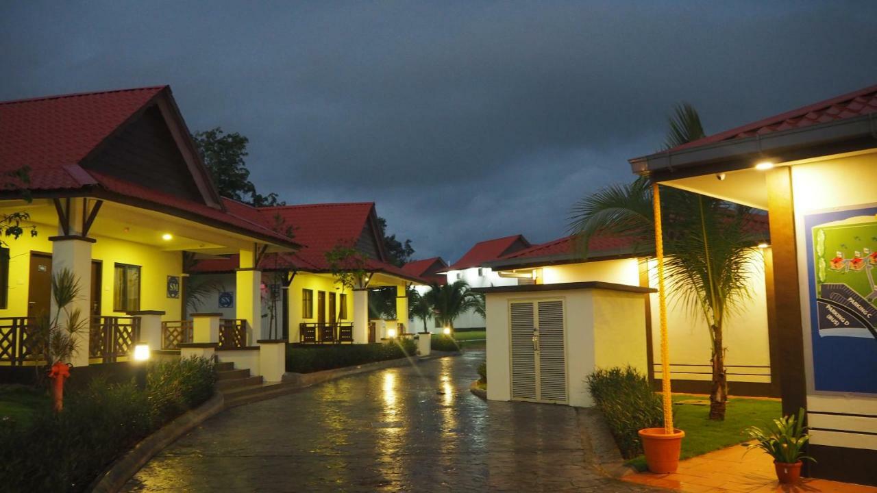 Lotus Seaview Beach Resort, Pengerang Kampung Sungai Rengit Ngoại thất bức ảnh