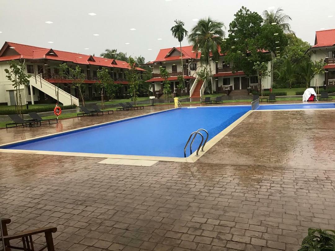 Lotus Seaview Beach Resort, Pengerang Kampung Sungai Rengit Ngoại thất bức ảnh