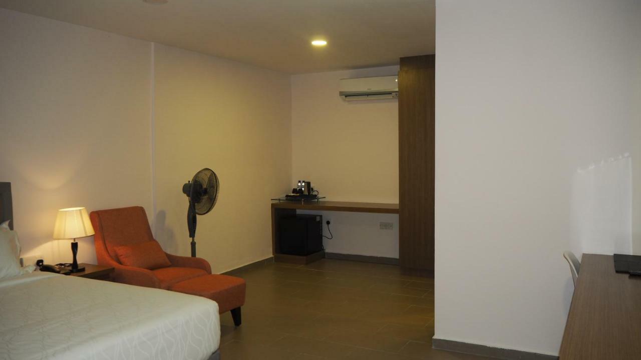 Lotus Seaview Beach Resort, Pengerang Kampung Sungai Rengit Ngoại thất bức ảnh