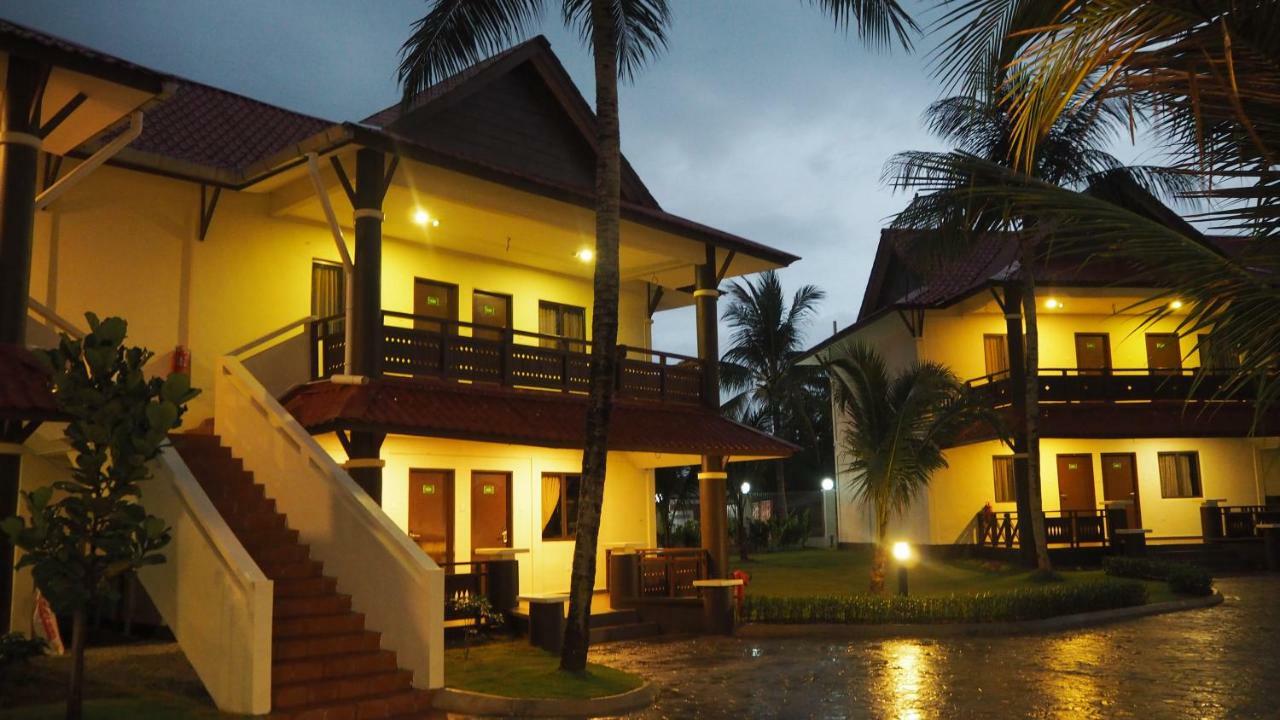 Lotus Seaview Beach Resort, Pengerang Kampung Sungai Rengit Ngoại thất bức ảnh