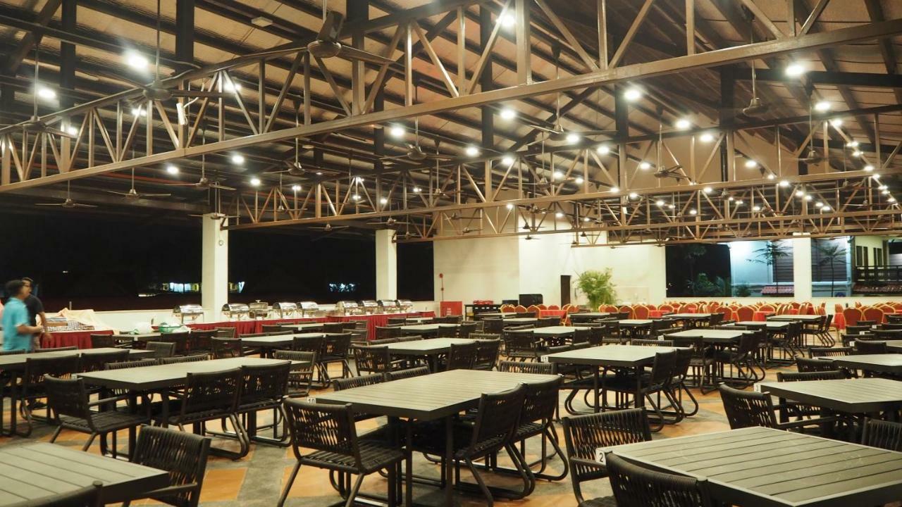 Lotus Seaview Beach Resort, Pengerang Kampung Sungai Rengit Ngoại thất bức ảnh