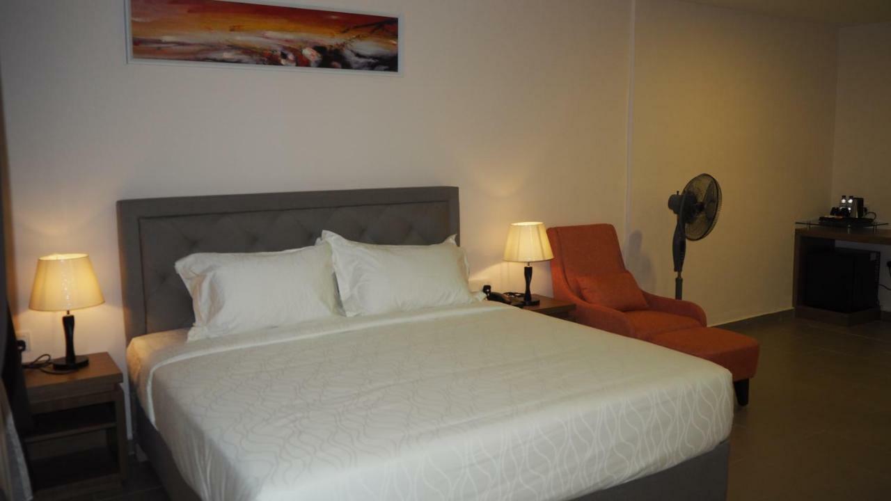 Lotus Seaview Beach Resort, Pengerang Kampung Sungai Rengit Ngoại thất bức ảnh