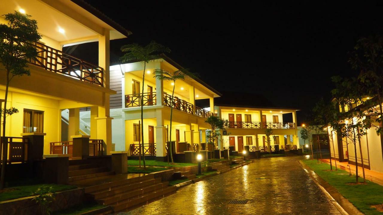 Lotus Seaview Beach Resort, Pengerang Kampung Sungai Rengit Ngoại thất bức ảnh