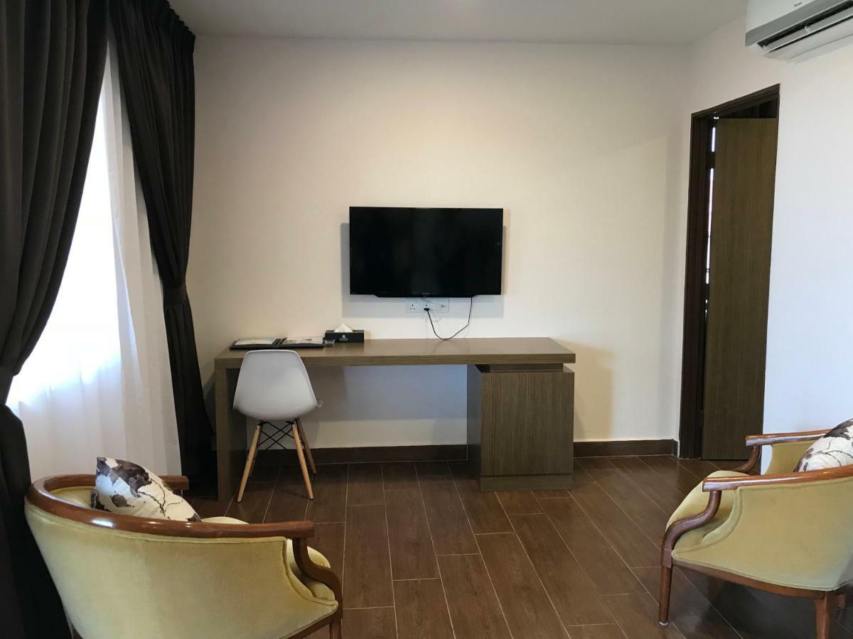 Lotus Seaview Beach Resort, Pengerang Kampung Sungai Rengit Ngoại thất bức ảnh