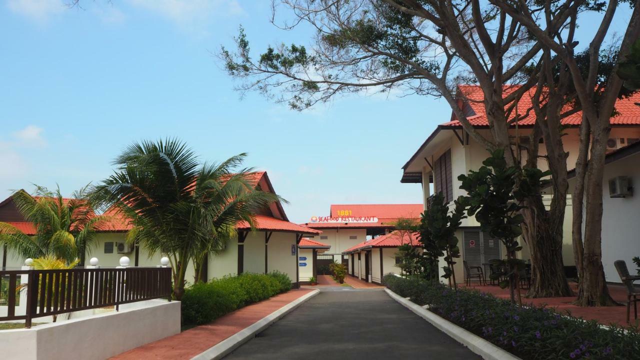 Lotus Seaview Beach Resort, Pengerang Kampung Sungai Rengit Ngoại thất bức ảnh