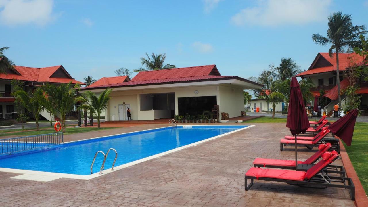 Lotus Seaview Beach Resort, Pengerang Kampung Sungai Rengit Ngoại thất bức ảnh