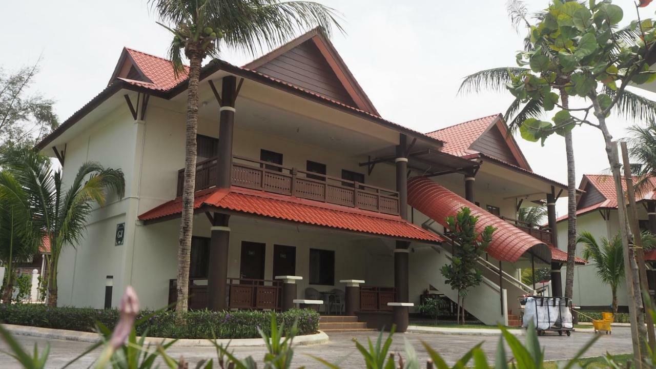 Lotus Seaview Beach Resort, Pengerang Kampung Sungai Rengit Ngoại thất bức ảnh