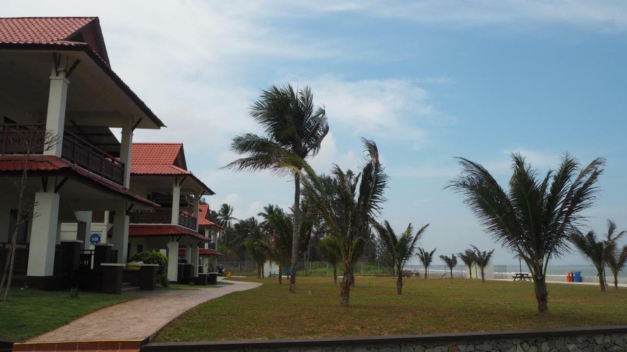 Lotus Seaview Beach Resort, Pengerang Kampung Sungai Rengit Ngoại thất bức ảnh