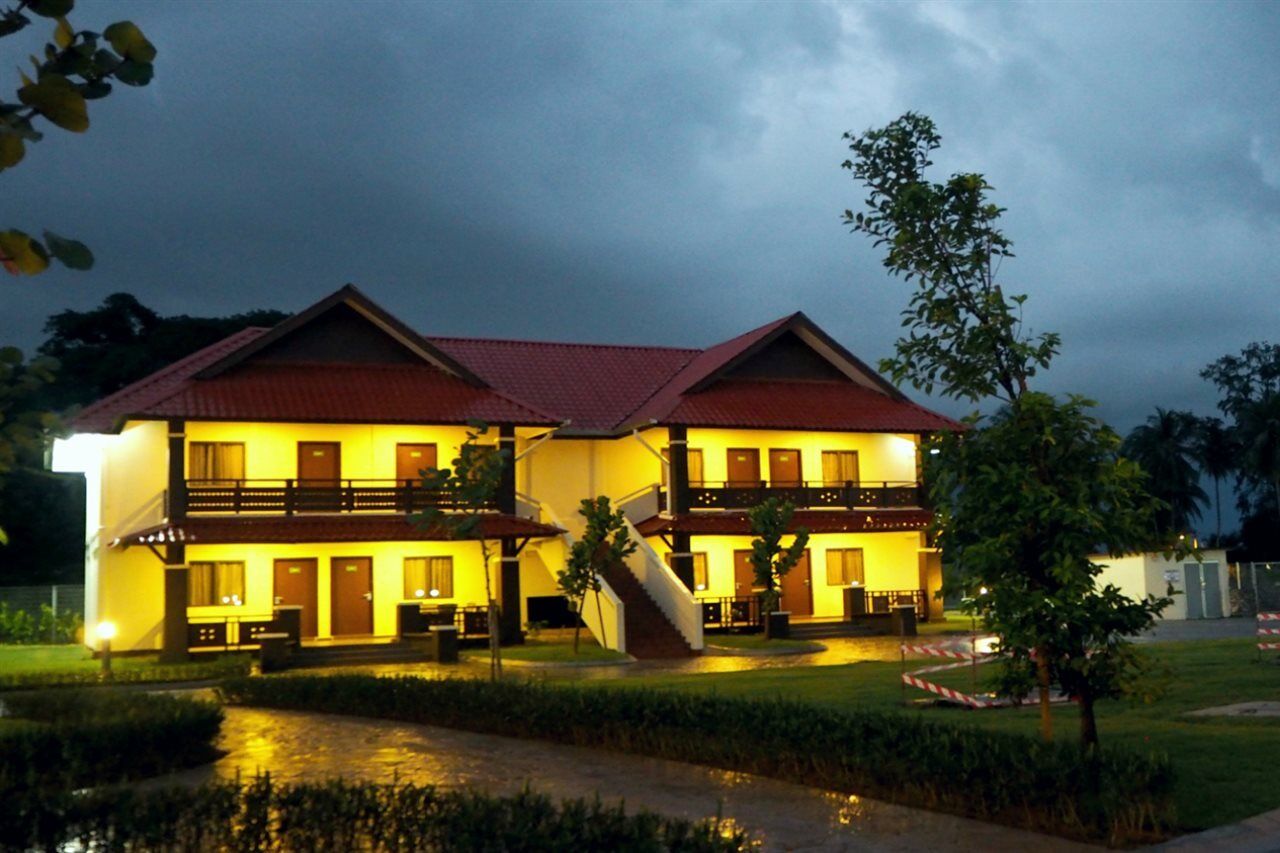 Lotus Seaview Beach Resort, Pengerang Kampung Sungai Rengit Ngoại thất bức ảnh